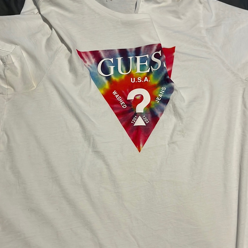 White guess t shirt